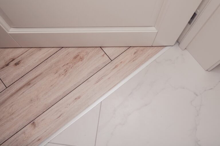 Aluminum threshold between ceramic tiles and parquet